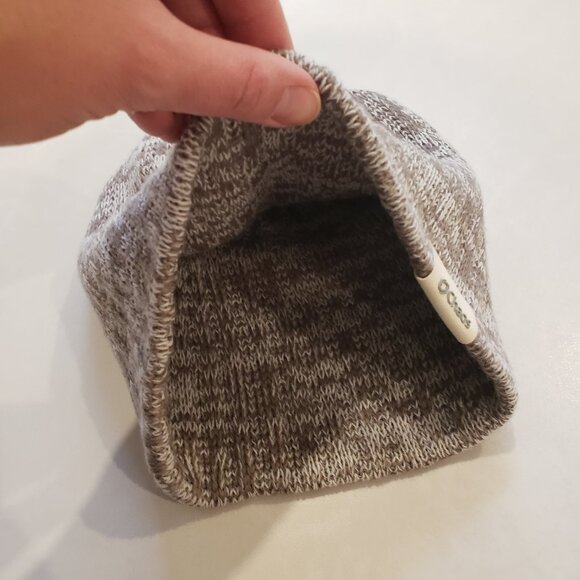 Chaos white and tan hat toque, Made in Canada - Picture 2 of 5